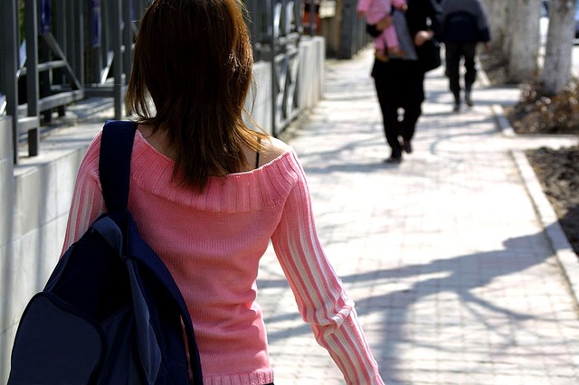 žena, růžový svetr, batoh