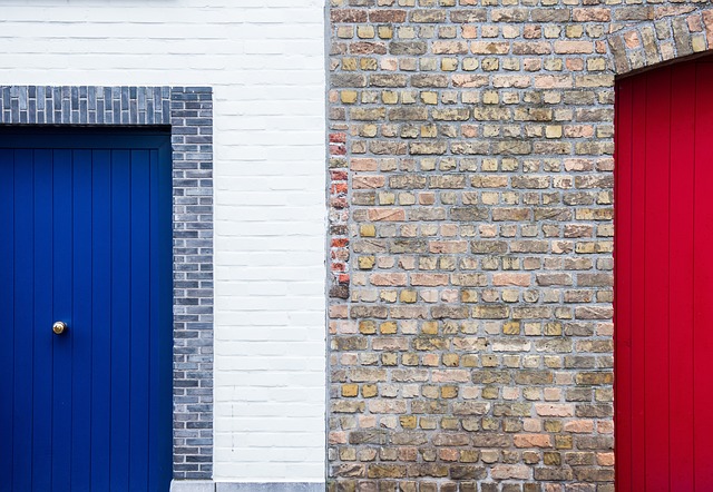 zeď, modré dveře, červená vrata