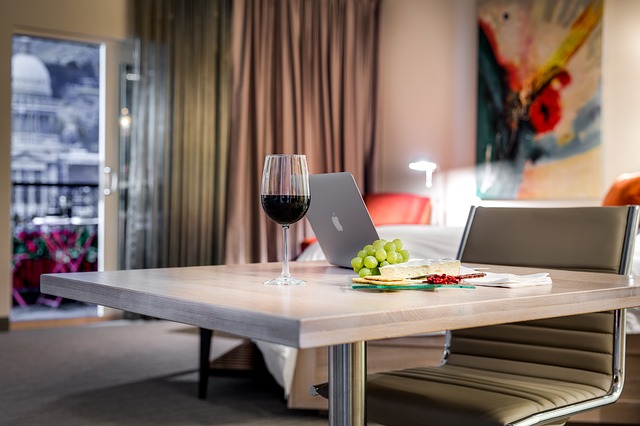 stůl, notebook, jídlo, víno