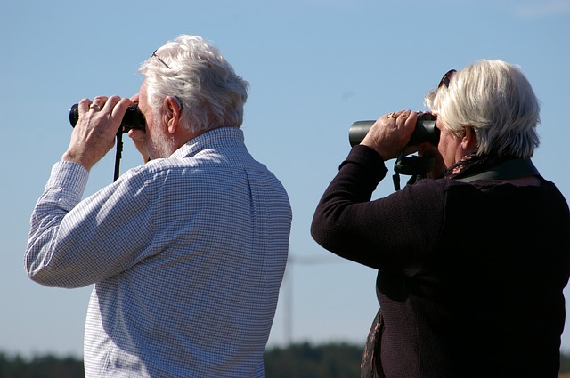 důchodci s dalekohledem