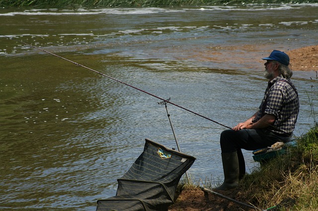 rybaření u řeky