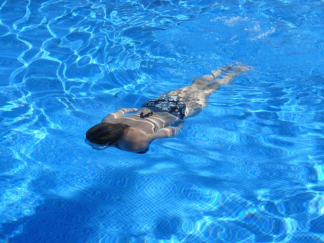 žena pod vodou