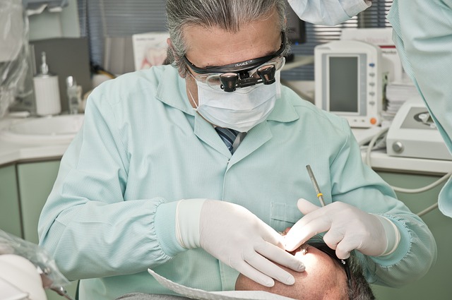 Dentista při zákroku