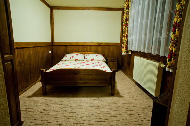 dřevěné postele, které ladí s obložením a designem místnosti