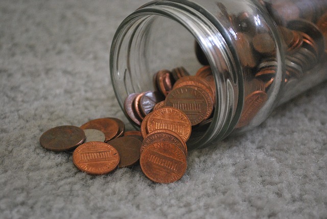 mince vysypané ze sklenice na koberec.jpg